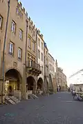 Nordteil des Platz mit Gebäuden mit Renaissance-Balkonen