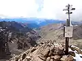 Gipfelkreuz des Rabenkopfs mit Planeiltal, hinten das Münstertal