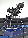 Sternprojektor, im Hintergrund am Kuppelrand Stadtsilhouette