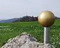 Modell des Neptuns mit Blick auf den Uetliberg