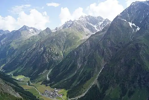 Blick vom Cottbuser Höhenweg auf Weißwald und Plangeross unter der Hohen Geige