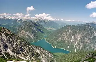 Plansee von Südosten, in der Mitte der Abfluss durch den Kleinen Plansee bzw. den Archbach in Richtung Lechtal