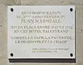 Gedenktafel (auf Französisch) zum 50. Jahrestag des Marshall-Plans (The American Club of Paris – 12. Dezember 1997 – Fassade der 258 rue de Rivoli in Paris).