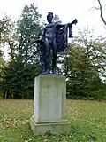 Eine der Lauchhammer-Eisen­kunst­guss­plastiken im ehemaligen Renais­sanceg­arten des Schlosses