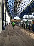 Der außerhalb der Bahnsteigsperren gelegene Bahnsteig 9
