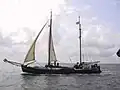Plattbodenschiff auf dem Wattenmeer zwischen Terschelling und Harlingen auf Vorwindkurs mit hochgeklappten Seitenschwertern