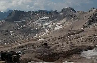 Die Wetterspitzen als Teil der Plattumrahmung. Links das Wetterwandeck, rechts der Bildmitte die Östliche Wetterspitze, rechts daneben die markante Mittlere Wetterspitze und am rechten Bildrand die Nördliche Wetterspitze.