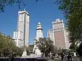 Torre de Madrid (links), Cervantes-Denkmal (Mitte), Edificio España (rechts)