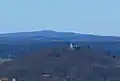 Blick aus Richtung Meiningen vorbei am Schloss Landsberg nach Nordwesten zum am Horizont befindlichen Pleß