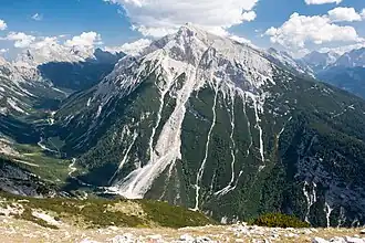 Die Pleisenspitze, links das Karwendeltal.
