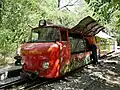 Die Akkulokomotive mit geöffneter Seitenwand
