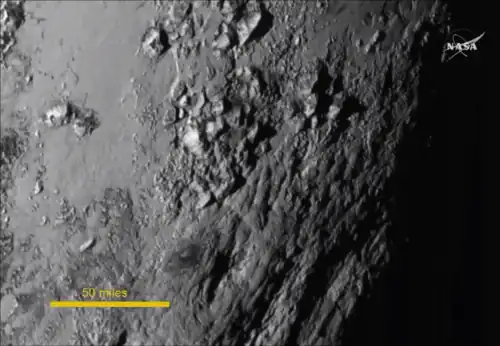 Die Tenzing-Berge und ihre Umgebung mit Wright Mons, einem der wahrscheinlichen Eisvulkane (unterhalb der Bildmitte)