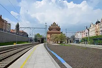 Aufnahmsgebäude und Inselbahnsteig von Osten