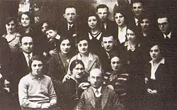 eine Gruppe von ca. 20 Menschen, davon sind 12 Frauen
