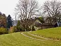Zur Ortschaft gehörendes Haus an der Kronprinz Rudolf-Bahn
