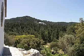 Profiti Ilias, Gipfel (Antennen) mit begehbarem Nebengipfel (links), gesehen von der Agios Antonios.