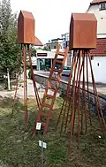 Zwei Häuser auf Stangen und Leiter (1986), Sinsheim