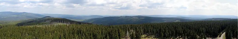 Panoramablick vom Aussichtsturm nach Norden auf die Berge Skalka (Kleine Riegeln, 1237 m, links) und Křemelná (Kiesleiten, 1125 m, Mitte)
