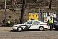 A Volvo S60 Streifenwagen Ausführung 1991 und Polizeibeamte in Riga, 2011