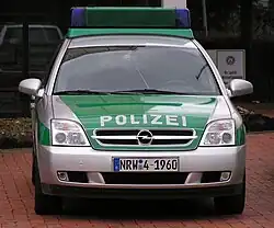 Streifenwagen Opel Vectra in alter grün-silberner Farbgebung