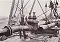 Montage eines Hochdruck-Gasschiebers (D.R.G.M.) aus Stahlguss für eine Gasfernleitung