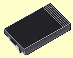 Quaderförmiger SMD-Polymer-Elektrolytkondensator. Das äußere Erscheinungsbild gibt keinen Hinweis auf das intern verwendete Anodenmaterial.
