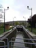 Schleuse 43M mit der Kanalbrücke im Hintergrund