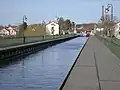Kanalbrücke, Blick in Richtung Briare mit Schornstein des Pumpwerkes für die Wasserhaltung