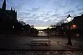 Blick bei Tagesanbruch von der Brücke auf die Seine