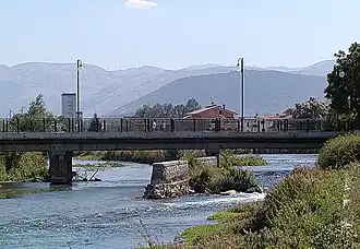 Die Mündung der Karstquelle Capo Pescara (rechts) in den Aterno (links)
