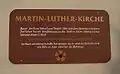 Kirchendachfirst als Teil der Wasserscheide&nbsp;– Schild an der Kirche in Poppberg, Landkreis Amberg-Sulzbach
