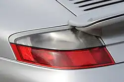 Die Allrad angetriebenen Modelle haben, aufgrund der breiter ausgestellten Heckkotflügel, andere Rückleuchten als die heckangetrieben 996. Auch erkennbar an der schwarzen Ziernaht in der Mitte.