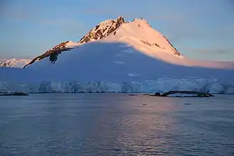 Blick vom Port Lockroy auf Mount Wheat (rechts:&nbsp;Goudier Island)