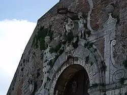 Inschriften und Verzierungen des Domenico Cafaggi an der Fassade
