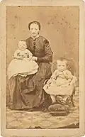 Porträt von Catharina Johanna Kikkert (1846–1886) mit zwei Kindern