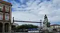 Vordergrund Skulptur, Hintergrund Brücke mit Schwebefähre über Fluss Nervión.