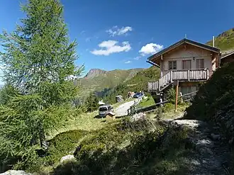 Die Porzehütte in den Karnischen Alpen, im Hintergrund das Spitzköfele (2314 m)