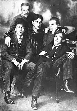 Von links: Benedikt Liwschiz, Wladimir Burljuk, Wladimir Majakowski, Dawid Burljuk, Alexei Krutschonych (um 1912)