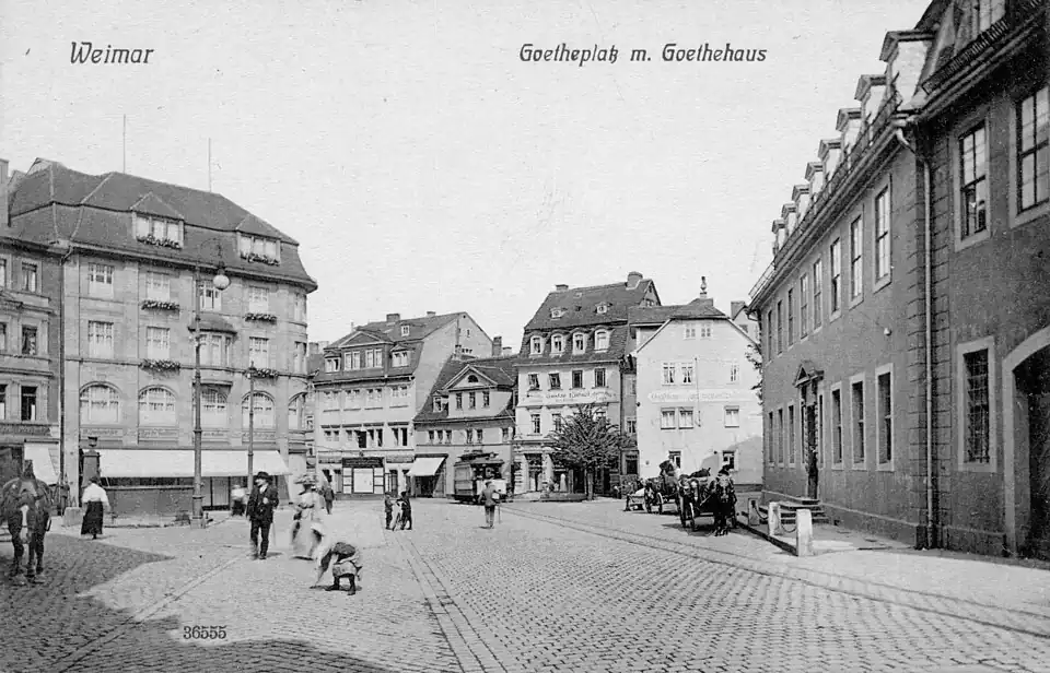 Straßenbahn fährt am Goethehaus auf dem Frauenplan (früher Gotheplatz) vorbei