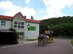 Postkutsche vor dem KNOX-Räucherkerzenmuseum in Grund
