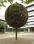 Kugelplastik Dicke Hannoveranerin (1973) von Friederich Werthmann an der Celler Straße