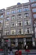Haus Ottoburg (1907; Heinrich (Hermann)[26] Kaune) Poststraße 29–31 mit dem linken Teil des Eingangs Poststraße zum Hanseviertel