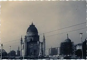 1962: Die Nikolaikirche hat gerade wieder ihre Laterne erhalten (siehe Gerüst auf der Kuppel), das Rathaus wird als Kulturhaus Marchwitza wieder aufgebaut