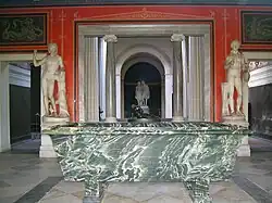Atrium mit Schmuckwanne aus grünem Jaspis (Geschenk von Zar Nikolaus&nbsp;I. an Friedrich Wilhelm&nbsp;IV.)