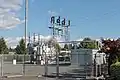 Portalmast an einem Umspannwerk in den USA mit auf der Traverse montiertem Trennschalter