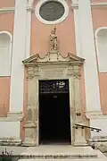 Hauptportal mit Inschrift