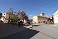 Platz mit Rathaus und Kirche