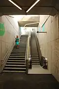 Zugang zum Bahnsteig 2/3 mit Treppe und Rolltreppe (2021)