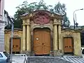 Eingangstor vom Karlsplatz zum Kirchhof