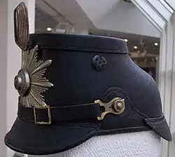 Tschako für Mannschaften der preußischen Landespolizei, ca. 1930, Kinnriemen an Knopf 91